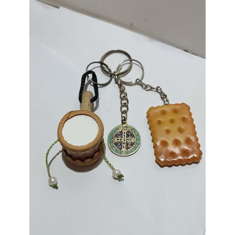 Kit 3 Chaveiros Colecionáveis: Medalha São Bento, Biscoito e Tambor ver descrição