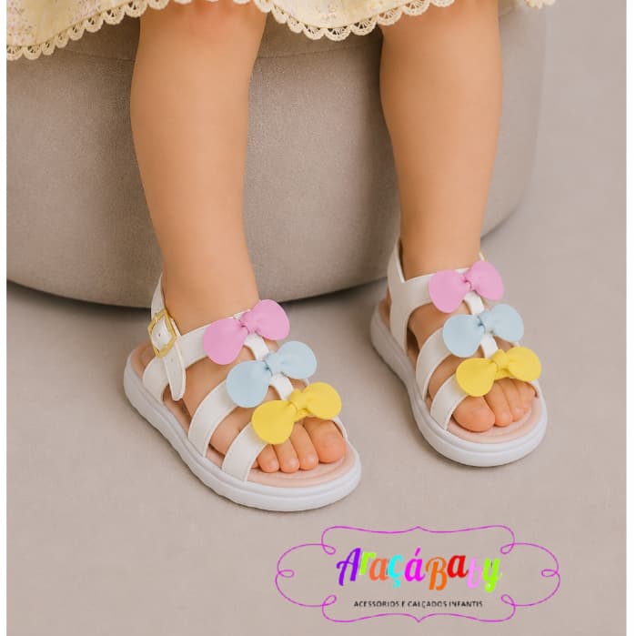Sandália Infantil Feminina Branca com Laços Coloridos – Confortável, Leve e Estilosa | Araçá Baby