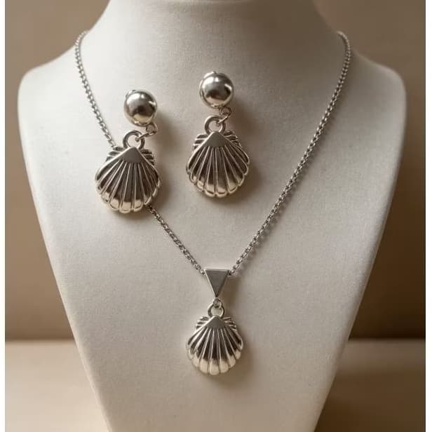 conjunto de concha na cor metálica colar e brinco feminino