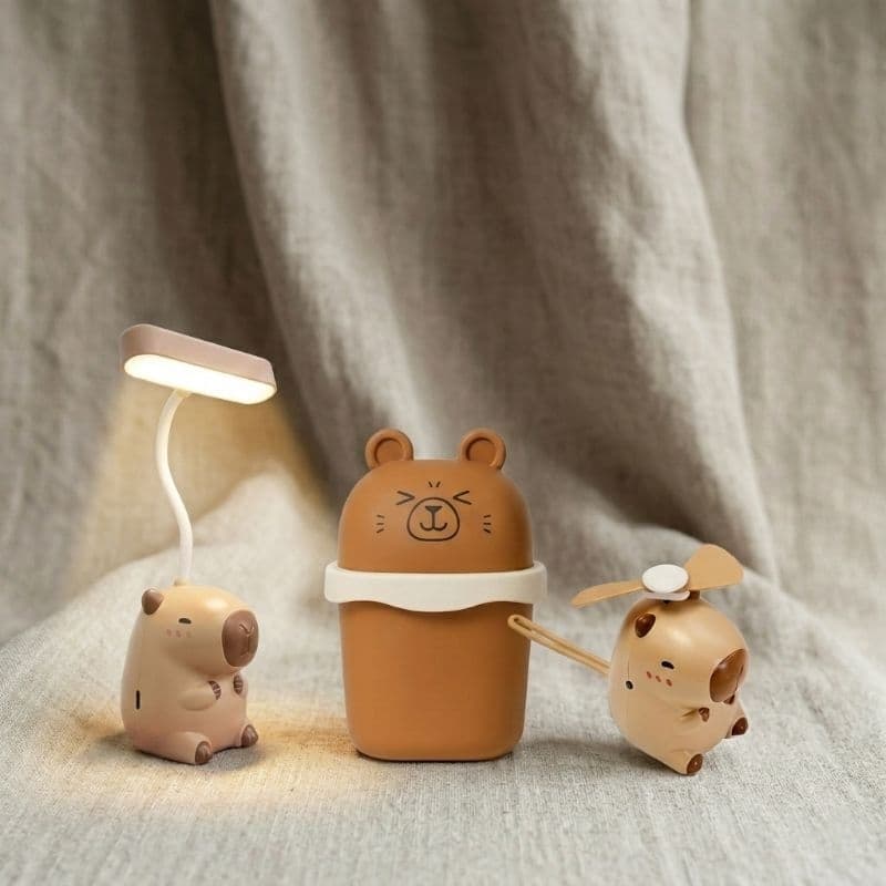 Kit Capivara Fofa 3 Itens Lixeira 1.5L Luminária LED USB Apontador Mini Ventilador Presente Kawaii
