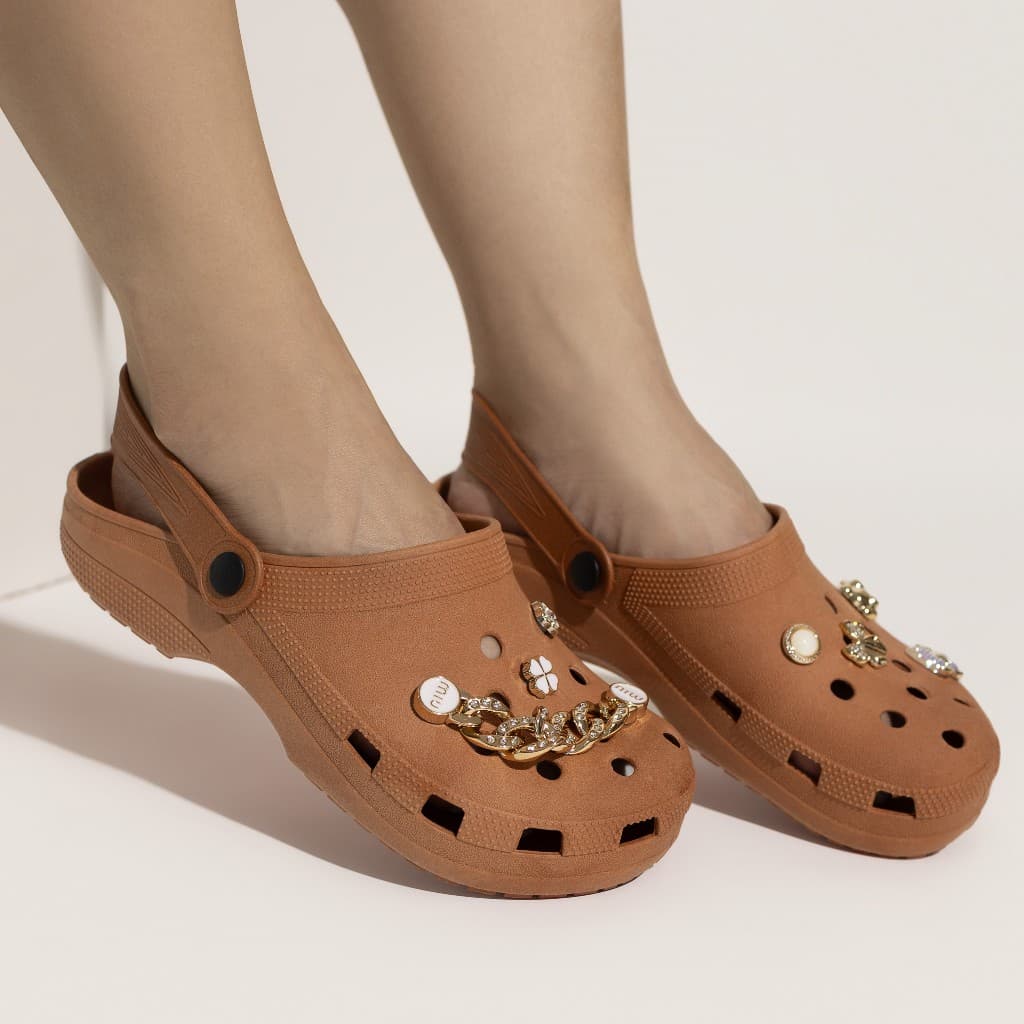 Babuche Feminino com 7 botons Pingente pins de Metal Corfly Baixo EVA Solado Leve Antiderrapante botons aleatório