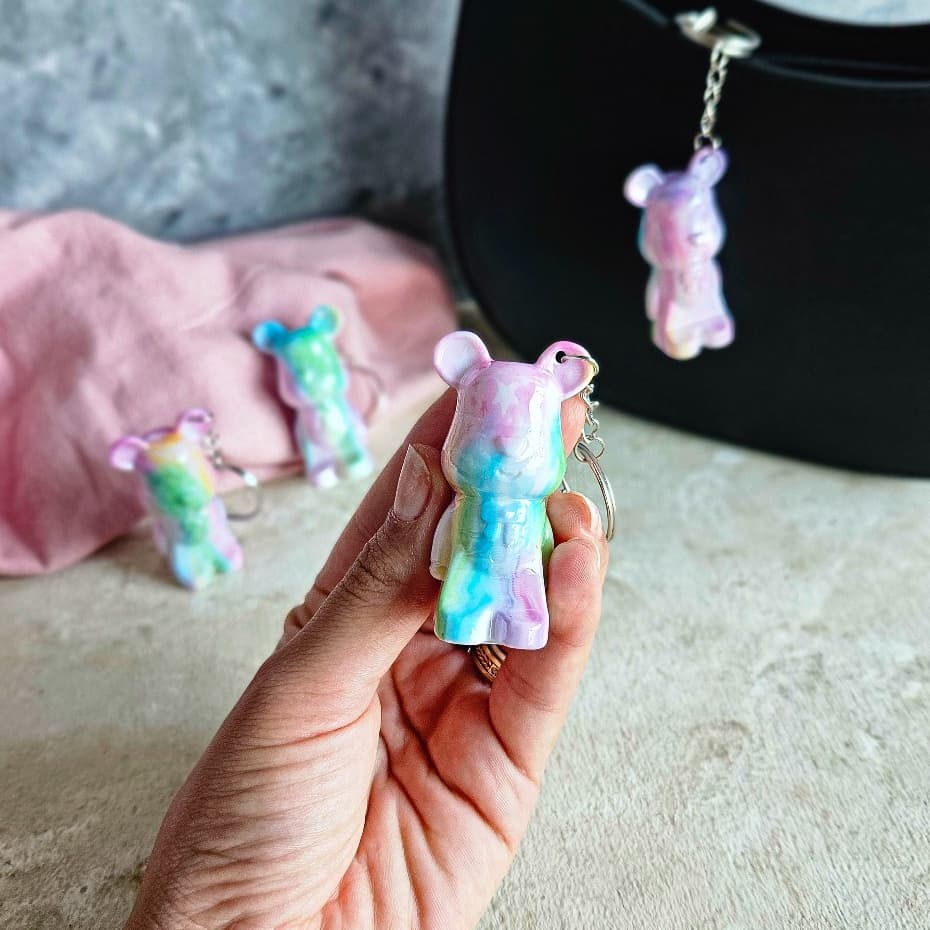 Gloss Labial Urso Chaveiro Tie Dye Teen Mia Make Brilho Intenso Hidratação e Efeito Glossy Ursinho