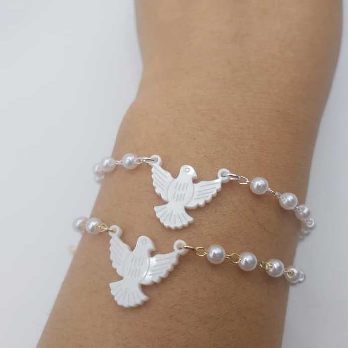 Pulseira Pérolas Com Pingente Espírito Santo Resina Folheado a Ouro e a Prata Feminino