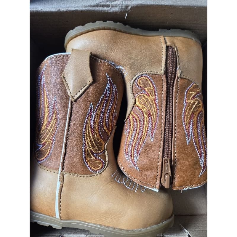 Bota Texana Bebê Botinha Baby Bota Bebê Infantil Couro Legitimo Cano Bordado Numeração18 (Desapego)