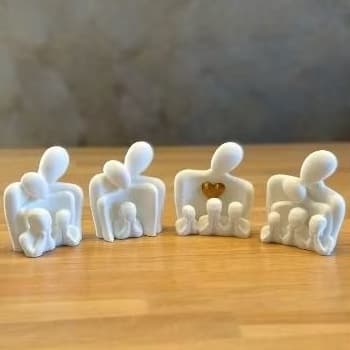 Escultura Família, Laços Eternos em Linhas Minimalista – Casal, Filhos e Pets 15cm