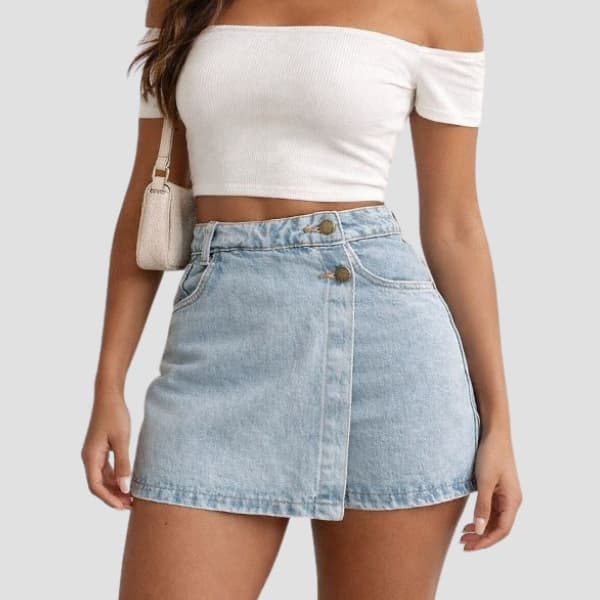 Short Saia Jeans Feminino Transpassado Cintura Alta Lavagem Clara Estilo Moderno Casual Atemporal
