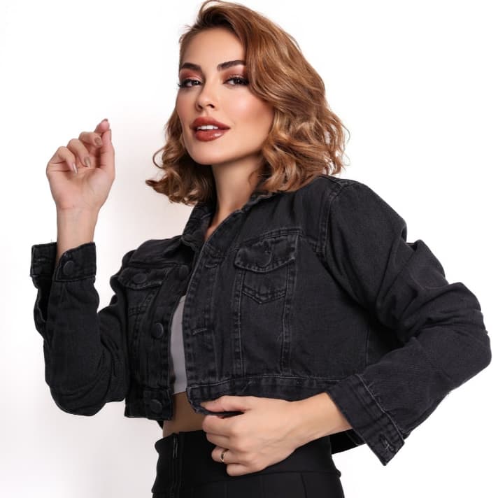Jaqueta Cropped Jeans Preta Grafite Feminina Este look faz você parecer incrivelmente alta e esbelta! A combinação de pr