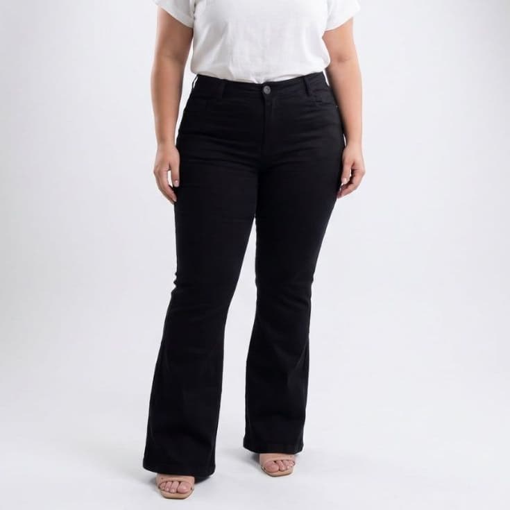 Calça Flare Jeans Preta Plus Size Cintura Alta Lycra Premium Levanta Bumbum com Bolsos Funcionais