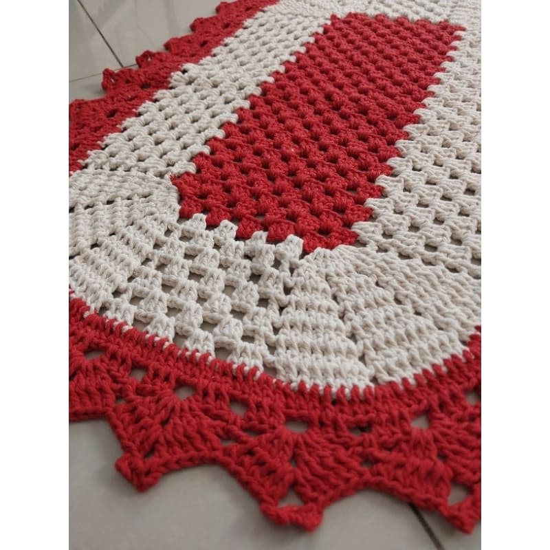 Tapete de Crochê Artesanal Oval 81x53 cm Vermelho e Cru para Cozinha, Banheiro e Quarto