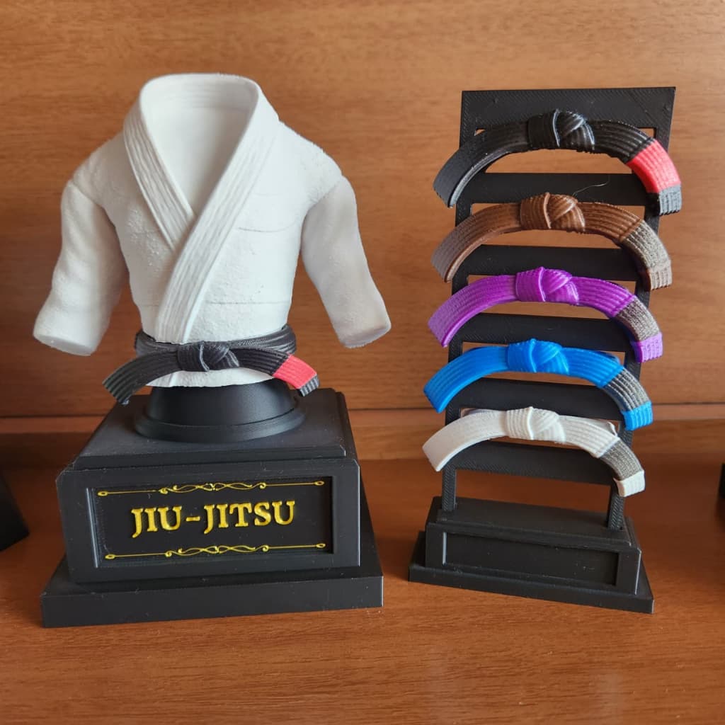 Troféu kimono + suporte com faixas 16cm jiu-jitsu judô karatê artes marciais luta premiação graduação