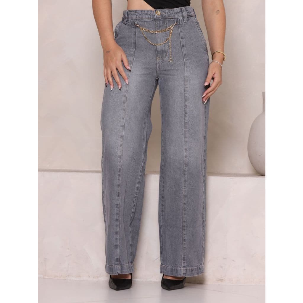 Calça Jeans com Recortes Frontais e Corrente Decorativa  Feminina Wide Leg Cinza Cintura Alta