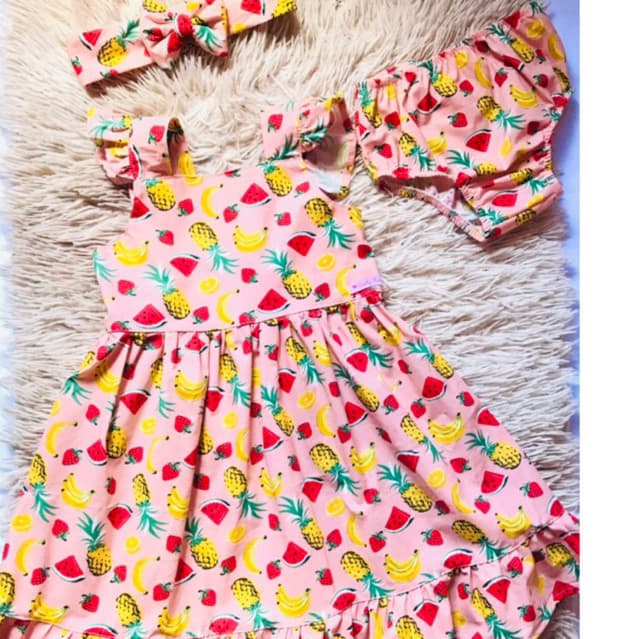 kit 3 peça vestido infantil menina estampa salada na cor nude contém 3 peça vestido calcinha e turbante possui abotoador