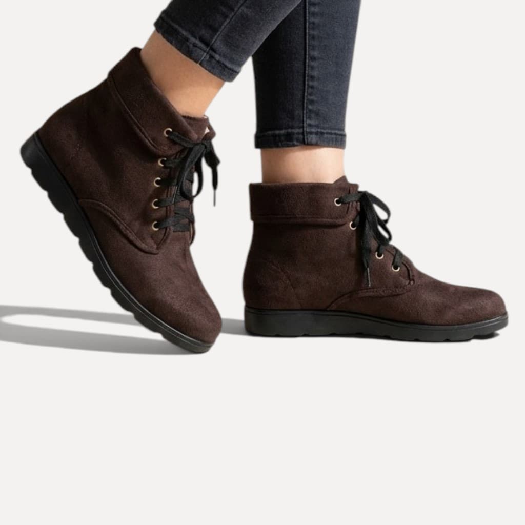 Bota Feminina Marrom Tecido Couro e Camurça em Suede Cano Curto | Botina Coturno Confortável e Versátil