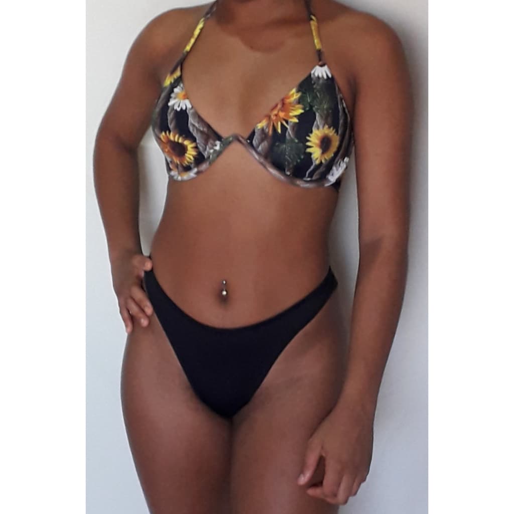 Biquíni aro inteiro modelo W de amarração nas costa e pescoço mais tanga fio duplo.