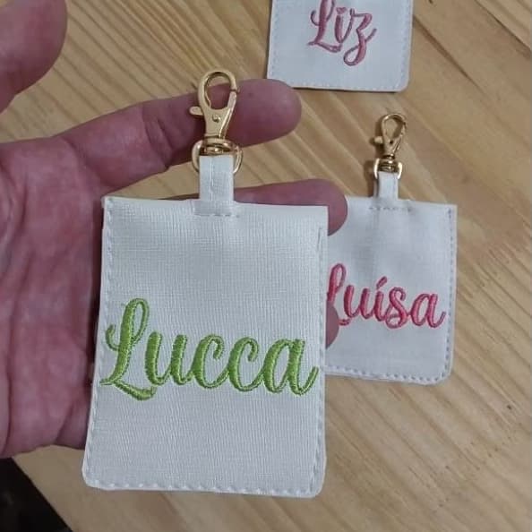 kit de chaveiros 3 unidades tag bordada com nome. chaveiro personalizado para pendurar em bolsa, mala, mochila.