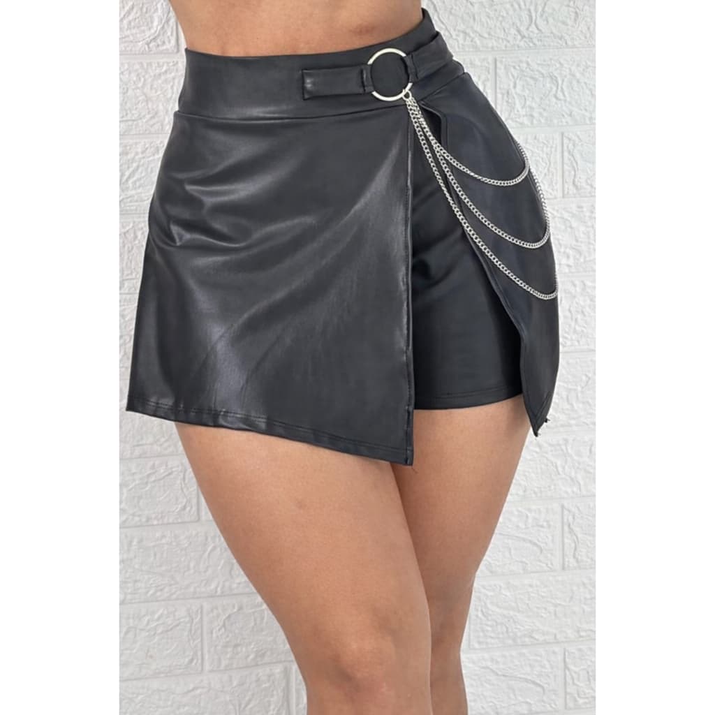 Shorts Saia Couro Fake Corrente Dourada Fashion Forrado Liso Recorte Lateral Modinha Curto Feminino
