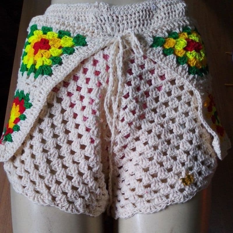 Short Saia de Crochê Cru Feminino com Detalhe na Frente Cintura Alta Praia