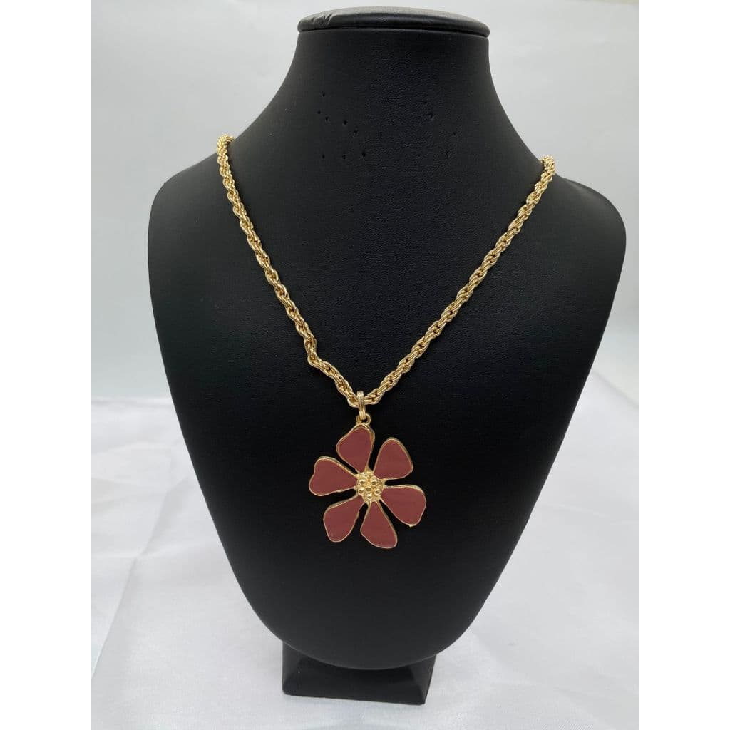 Colar Dourado com Pingente de Flor – Delicado e Elegante