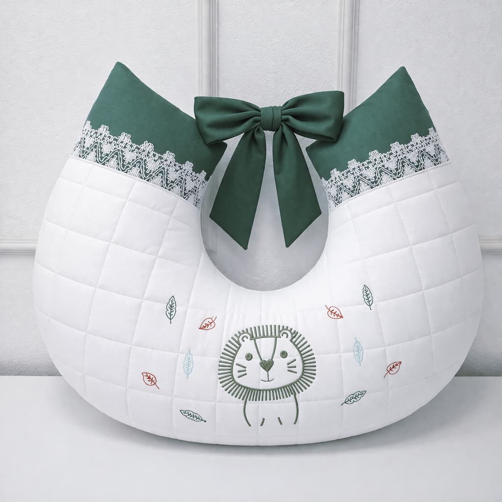 Almofada de Amamentação Anatômica 100% Algodão – Verde Menino Leãzinho – Conforto e Apoio para Mãe e Bebê