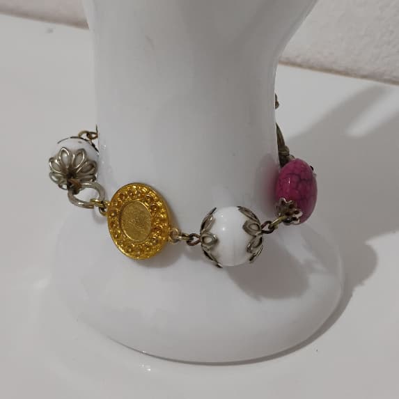 Pulseira de metal branca e roxa