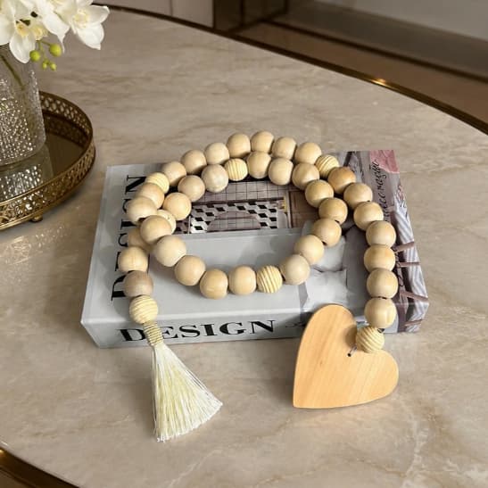 Colar de Mesa Decorativo em Madeira Natural com Pingente Coração Boho Chic 90cm