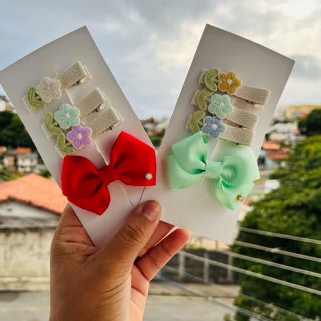 Kit Laços e Presilhas Infantil Luxo Florzinha Bordada – Acessórios Delicados e Exclusivos para Bebês e Meninas ✨🎀