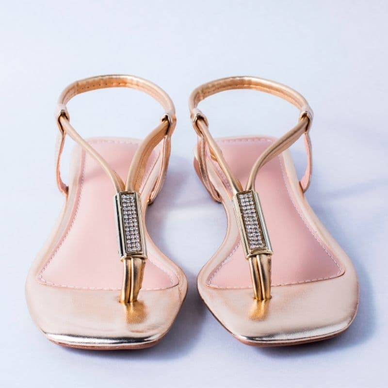 Sandália Feminina Rasteira Ouro Light Bico Quadrado com Enfeite Regulador  em Strass