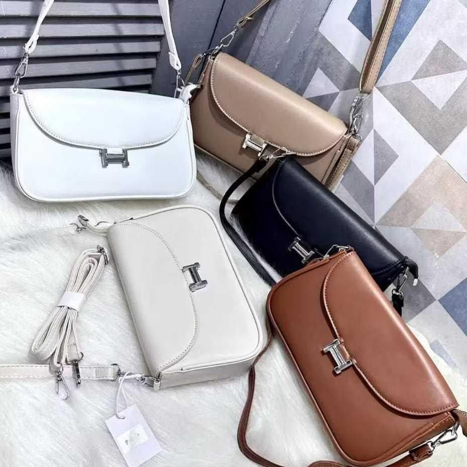Bolsa feminina  estilo baguete com 2 alças e forrada por dentro