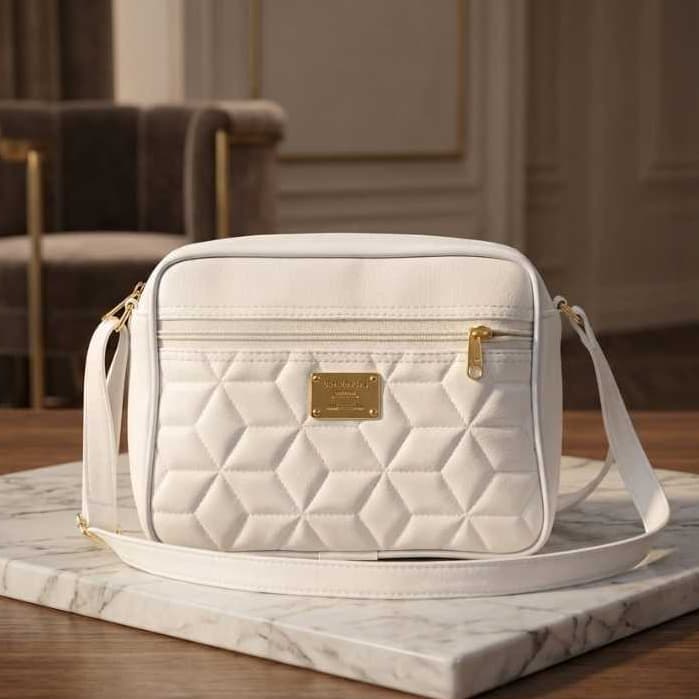 - Bolsa Preta com Alça Ajustável e Zíper Dourado