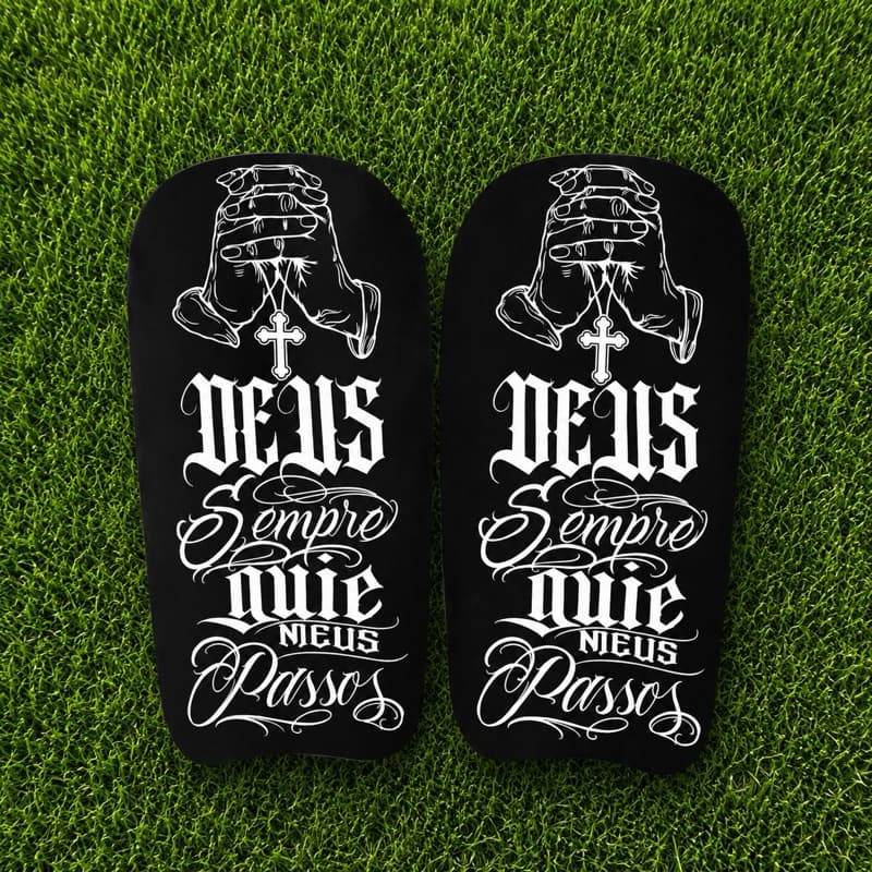 Caneleira Personalizada Futebol Futsal Society Deus Sempre Guie Meus Passos Preto