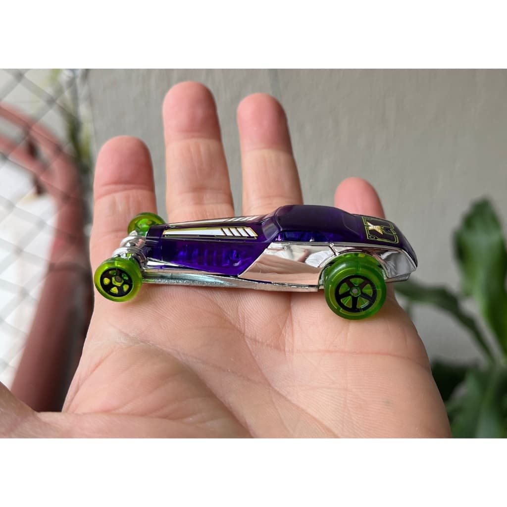 Carro Hi-Roller hot rod carrinho transparente prata roxo e verde da Hot WHeels