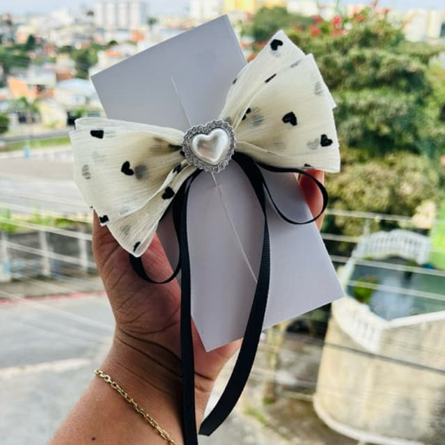Laço organza creme com Branco com Corações Pretos | Infantil | Aplique de Coração Perolado