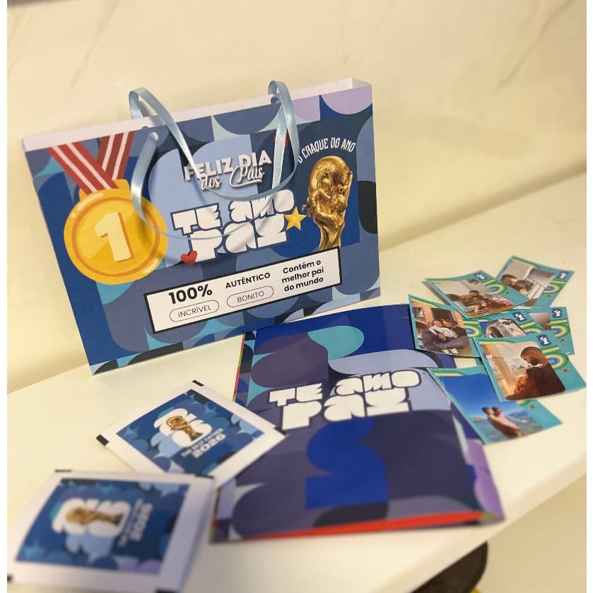 Álbum de Figurinhas Personalizado Dia dos Pais com 27 Figurinhas e Sacolinha Presente Criativo