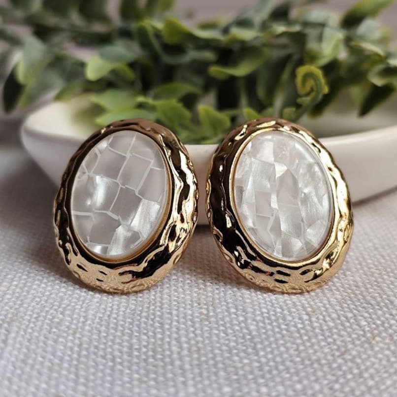 Brinco Oval Dourado com Madrepérola Texturizada Festa