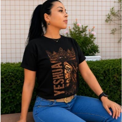 Camiseta Feminina Gospel Yeshua Leão da Tribo de Judá Jesus T-Shirt Cristã Moda Evangélica 100%Algodão Premium Estampada