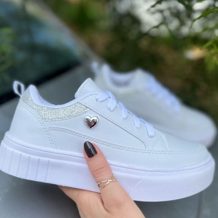 Tênis Feminino Branco com Coração em Metal Branco com Glitter Prata