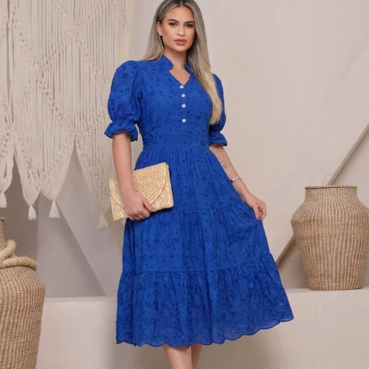 Vestido MIDI premium bordado com gola tecido layse 3d e liso com botão funcional e forro