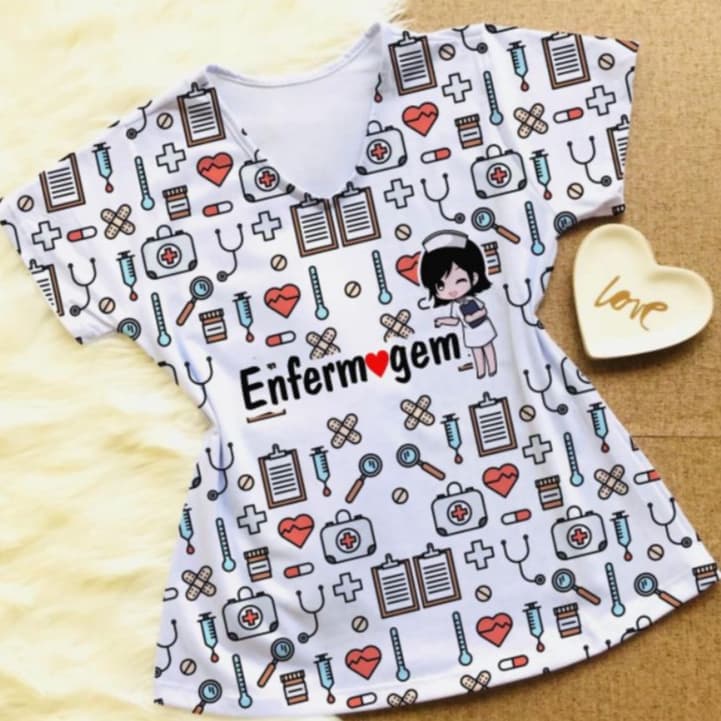 Camiseta Feminina Enfermagem | Para Quem Cuida com Amor | T-Shirt Enfermeira | Moda Profissional da Saúde