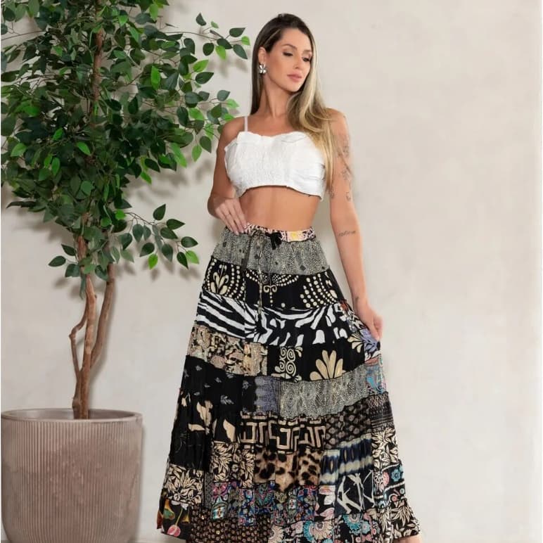 Saia Longa Em Estampa Patchwork Multicolorida Com Amarração Na Cintura E Tecido Leve