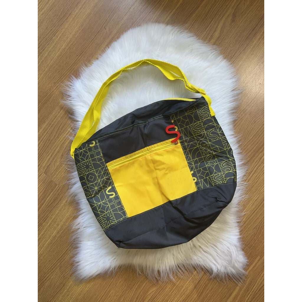 bolsa térmica original da sadia, nas cores amarela e cinza. possui alça ajustável e bolso frontal com zíper (bazar)