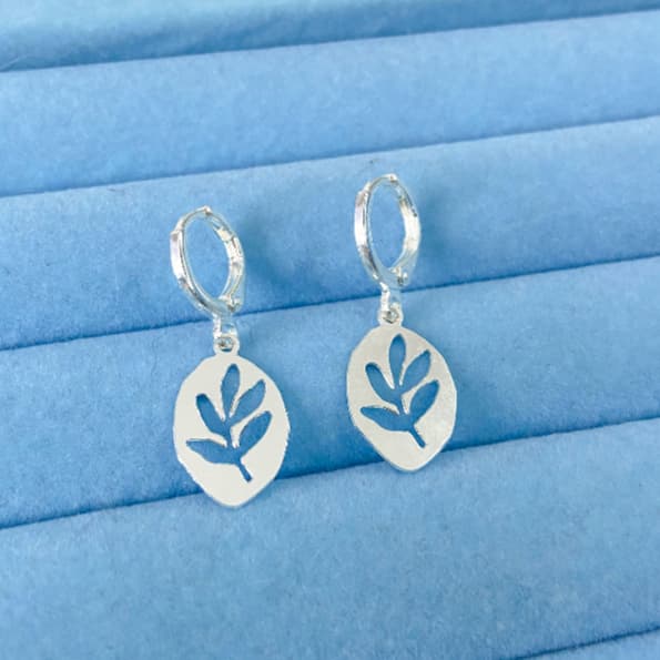 Mini Argola Medalha Folha - Banhado a Prata - Brinco Feminino Delicado Minimalista