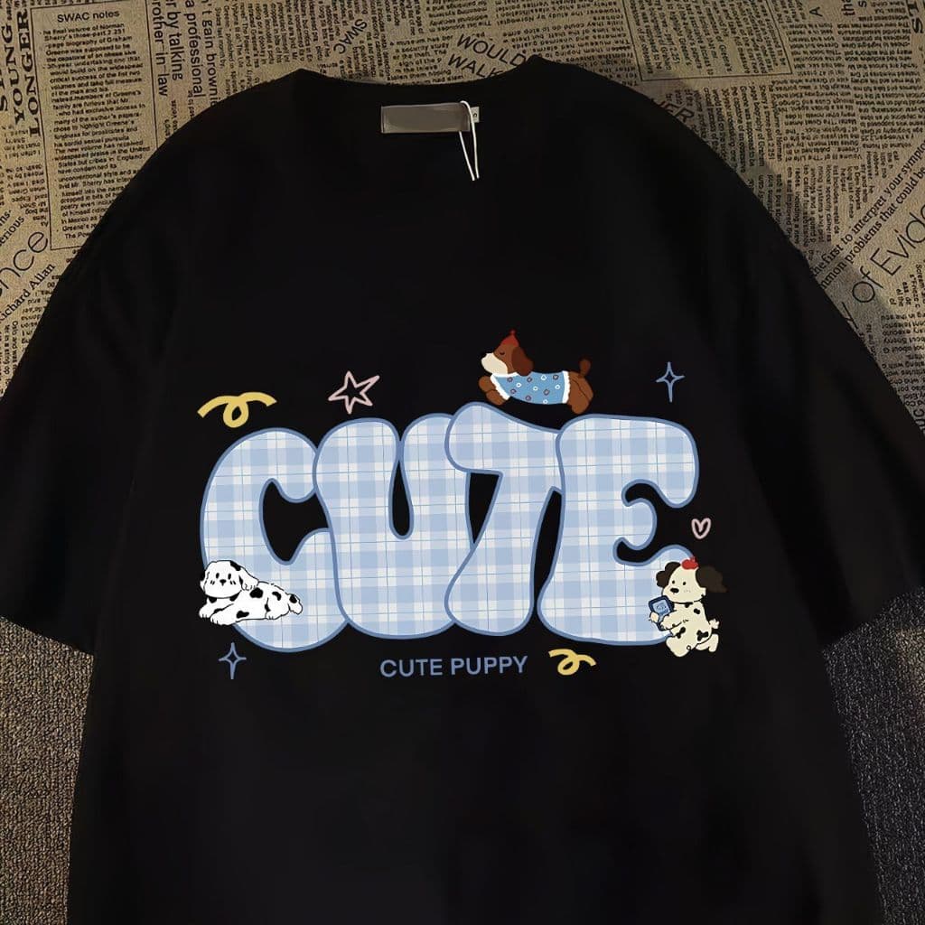 Camiseta Feminina Estampa Cachorros Fofos Preto Branco Casual Oversized