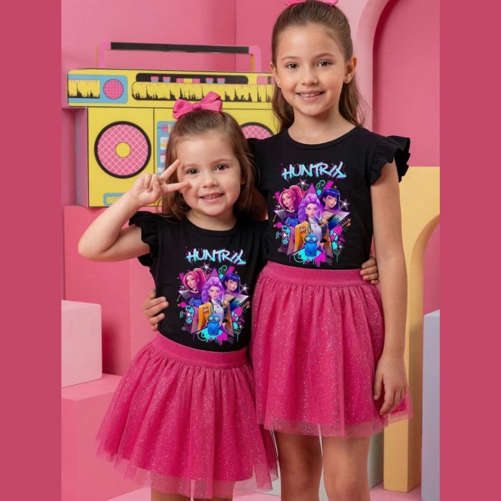 Conjunto Infantil Menina Fashion Estilo Guerreiras K-Pop  Blusa Preta com Babado Personagens Saia Tule Glitter Rosa PINK