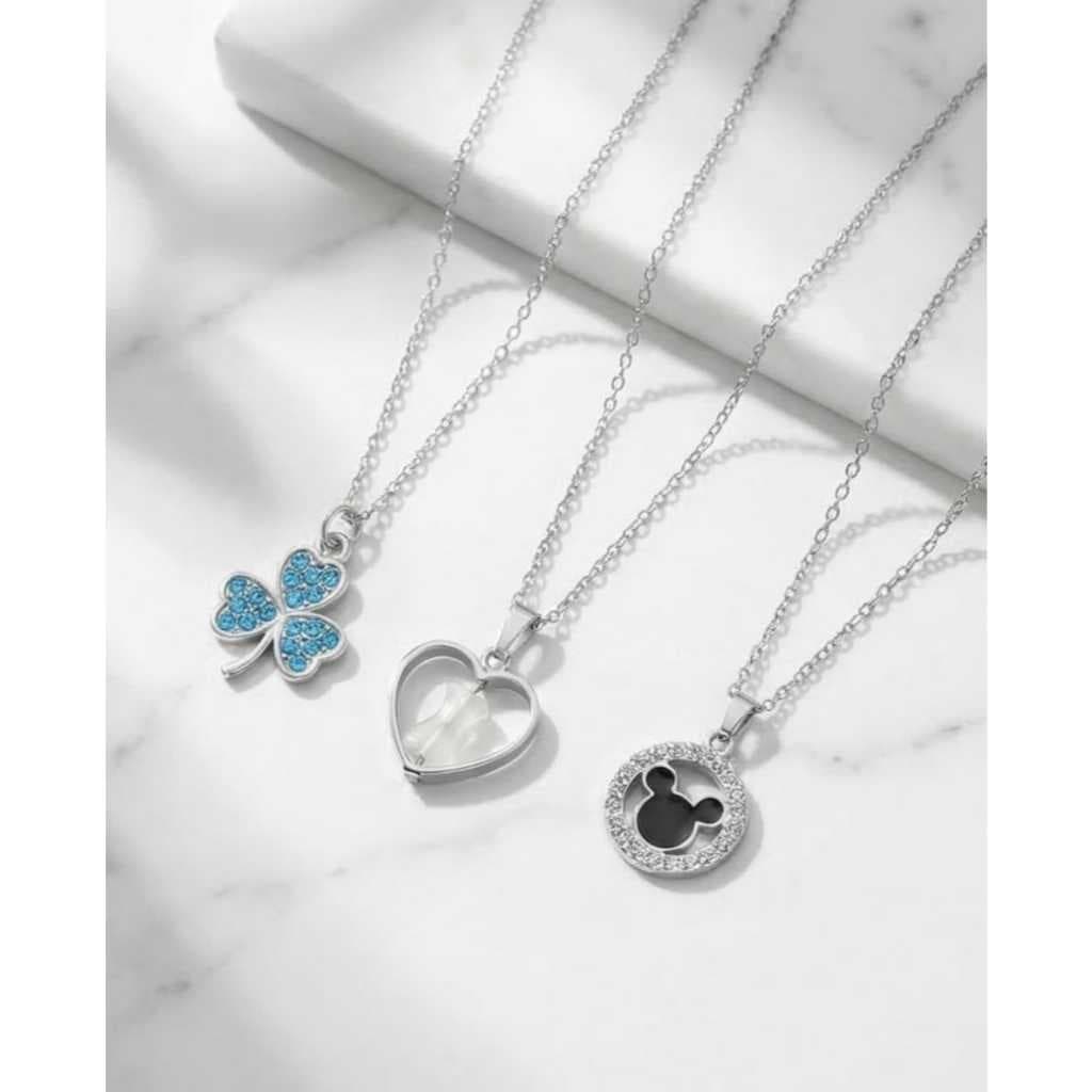 Colar Feminino Corrente Prata Pingentes Variados - Trevo Azul, Coração e Mickey Strass