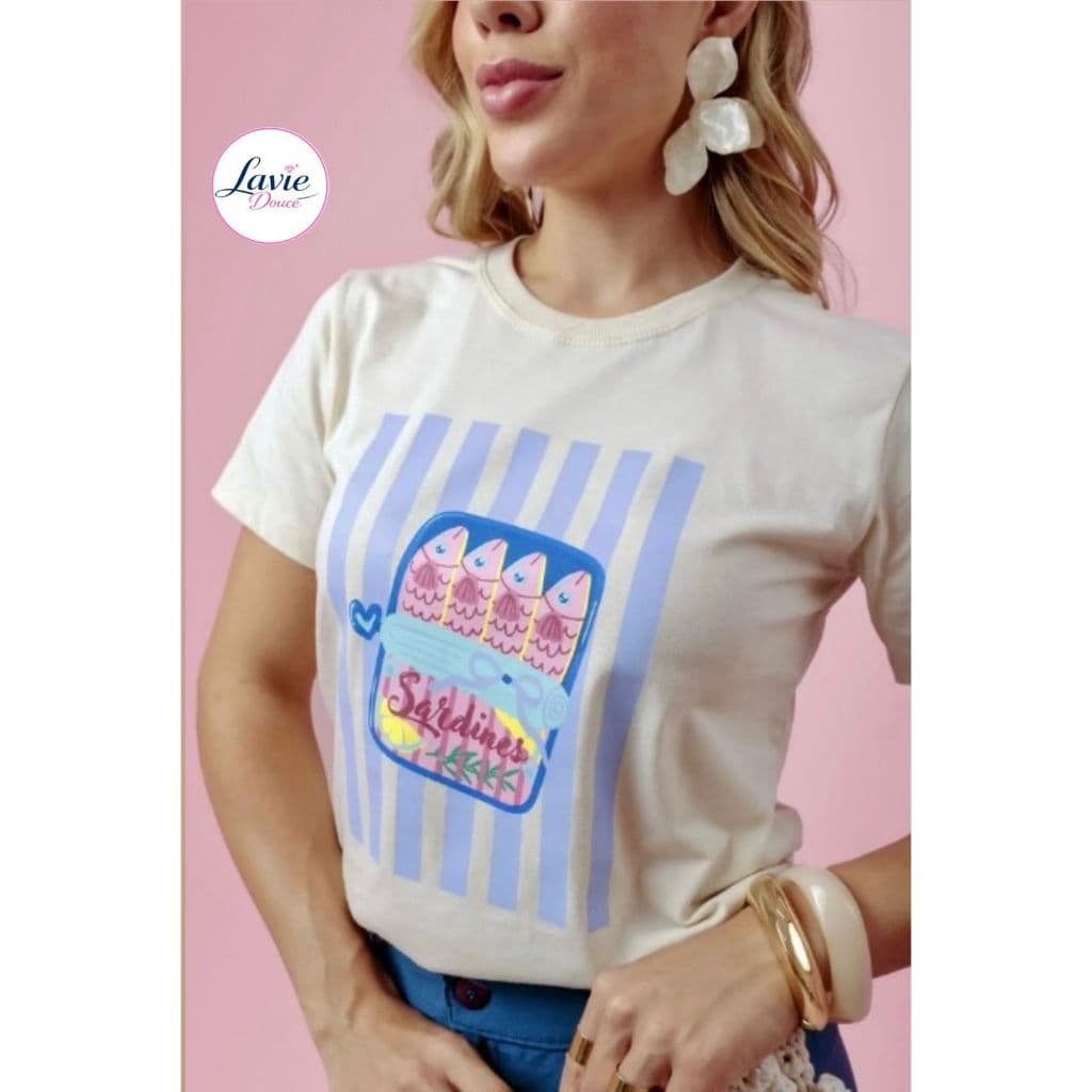BLUSA FEMININA ALGODÃO PREMIUM | CAMISETA FEMININA ESTAMPA SARDINES  BEGE CLARO CONFORTÁVEL