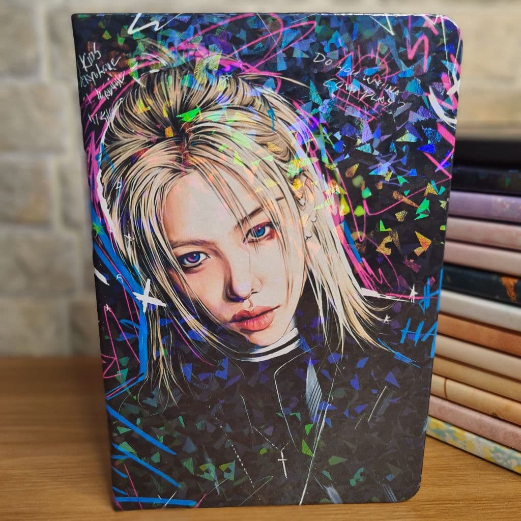 Caderno A5 21x14 Kpop Idol Aesthetic Neon 80 Folhas Papel Pólen 90g Holográfico - PREMIUM - PRESENTE