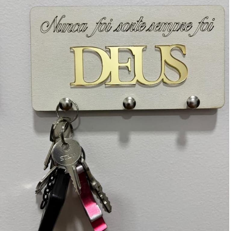 Porta Chaves Decorativo Frase Deus Em MDF Branco Com 3 Ganchos