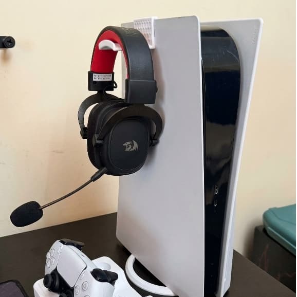 Suporte de Headset para PS5 Encaixe Lateral – Design Colmeia 3D