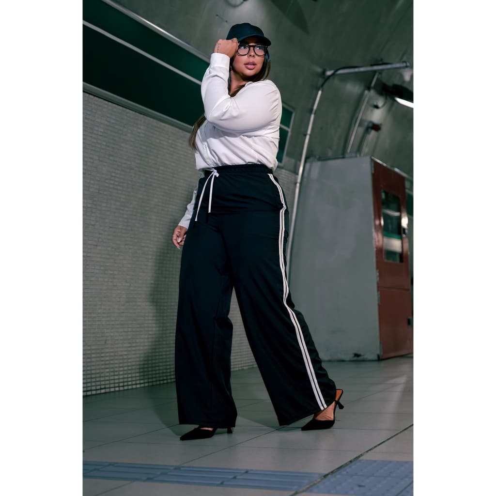 Calça Feminina Plus Size Track Pants com Bolsos Tecido Levinho Midi Size Calça Pantalona Wide Leg 46 Ao 56