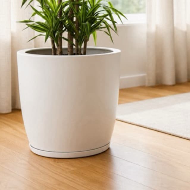 Vaso para plantas em polietileno liso bojo G com prato, ideal para sala, escritório e área externa